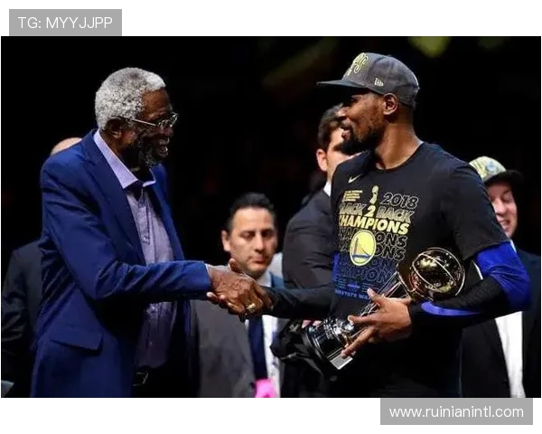 比尔拉塞尔的传奇生涯与他如何用团队精神改写篮球历史